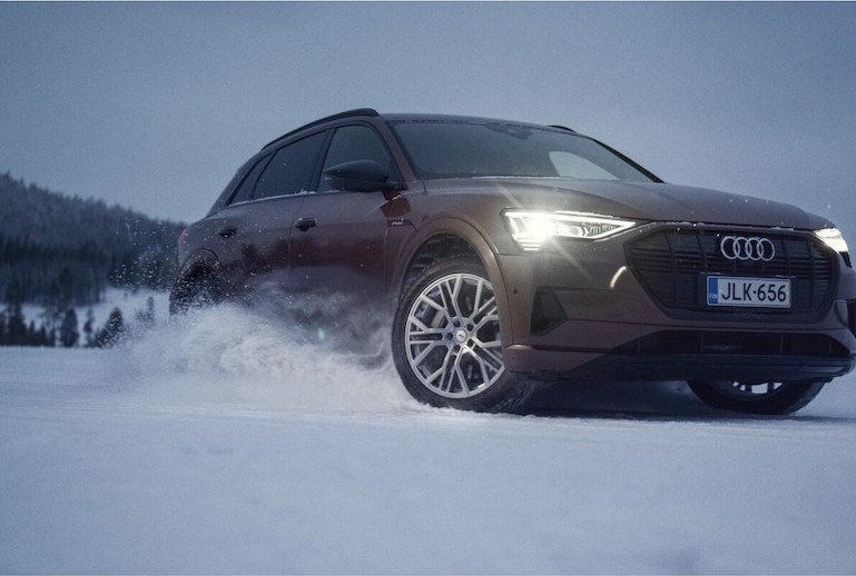 雪の上を走る車