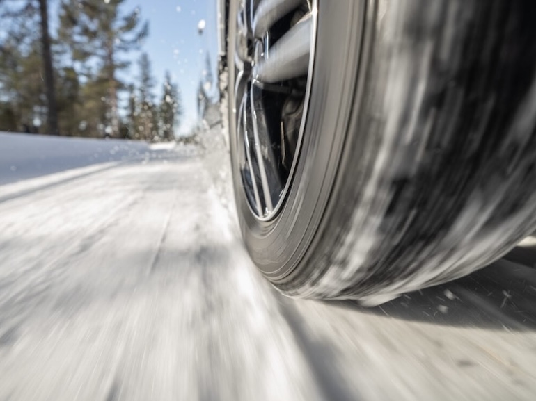雪の上を走る車