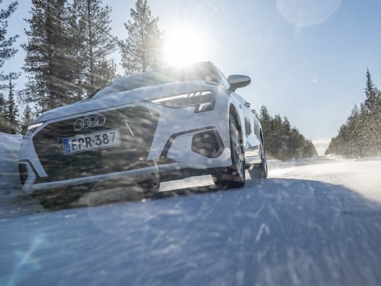 雪の上を走る車