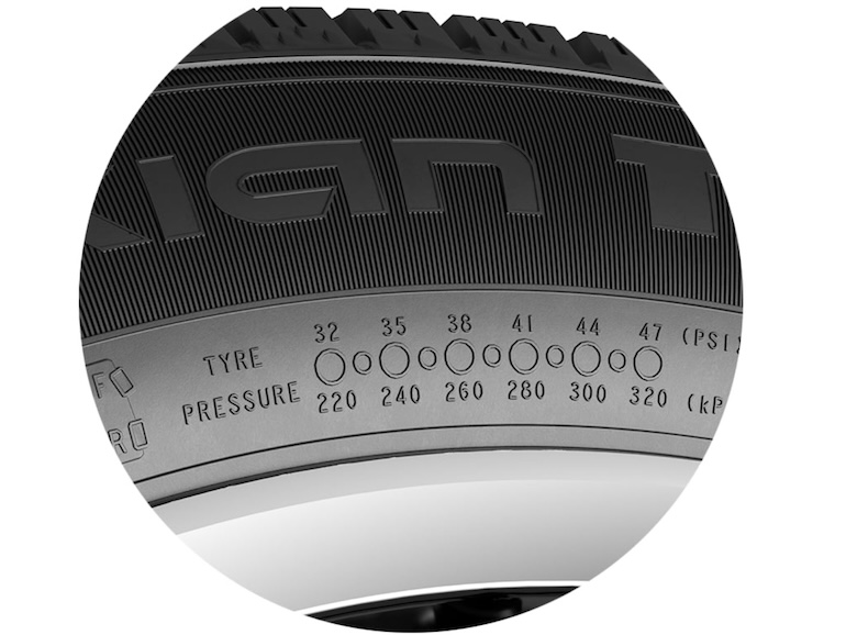 空気圧やタイヤ装着位置