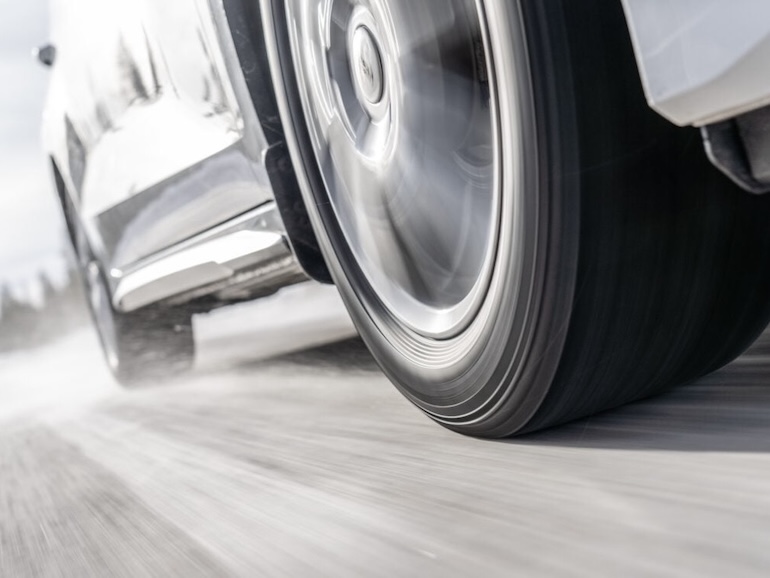 雪の上を走る車