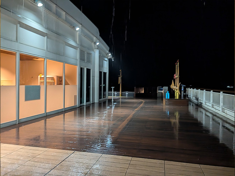 海ほたるパーキングエリアの様子