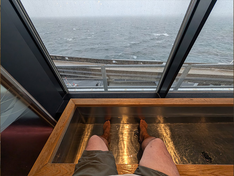 海ほたるパーキングエリアの足湯