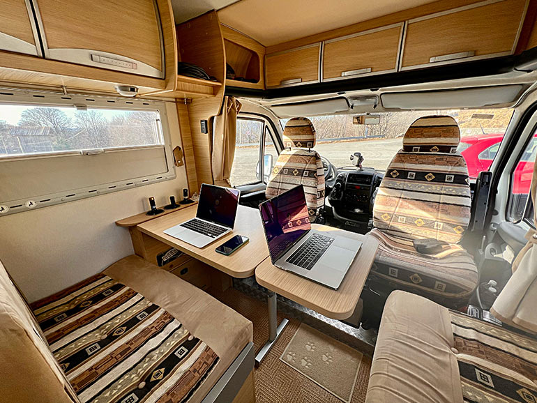 キャンピングカーでリモートワーク