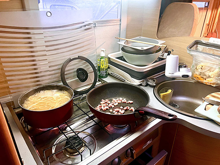 キャンピングカーで調理