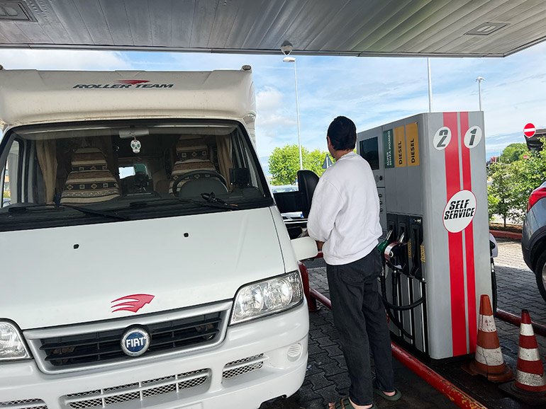 ガソリンスタンドで給油