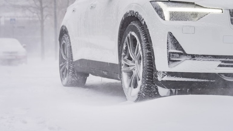 雪の上を走る車