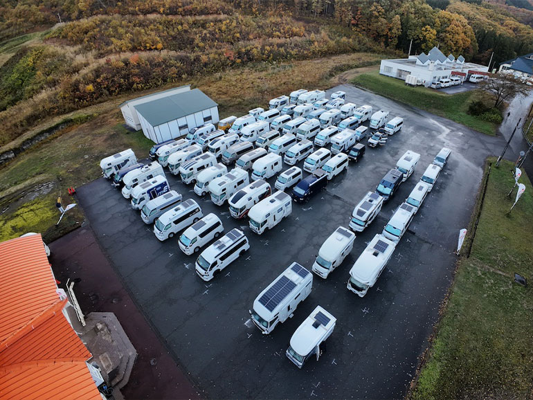 ゴールしたキャンピングカーが駐車場に停まっている