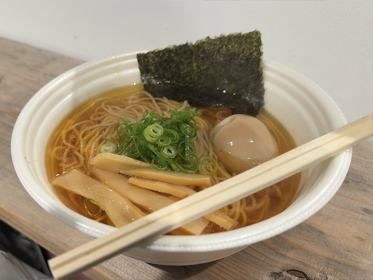 キッチンカーで購入したラーメン