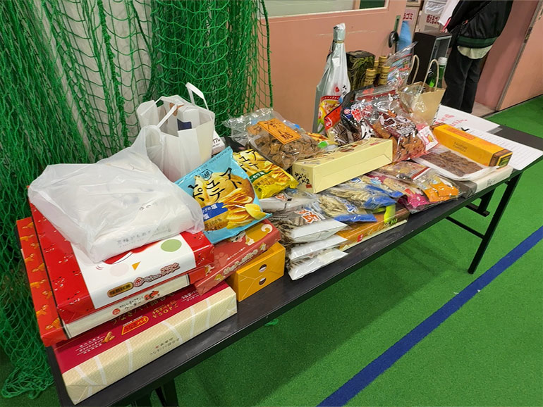 参加者のみなさんが持ち寄ったたくさんのお土産