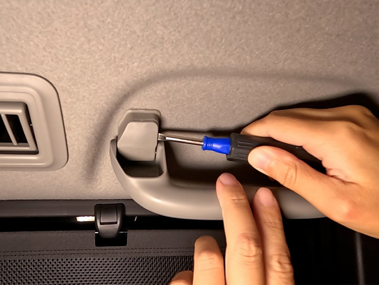 マイナスドライバーでアシストグリップを外す