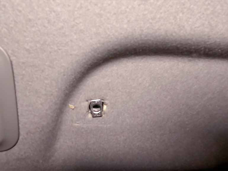 取り外したアシストグリップの穴にターンナットを取り付ける