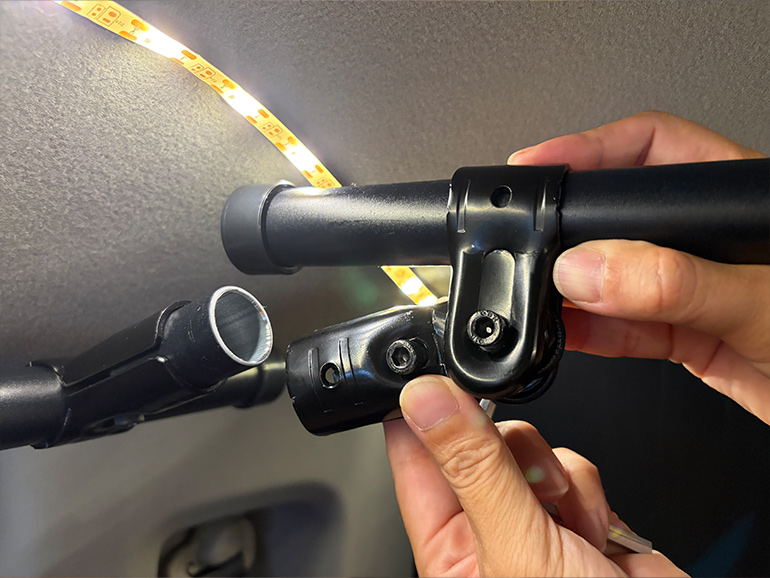 フリージョイントをつけたイレクターパイプをイレクターパイプに取り付ける