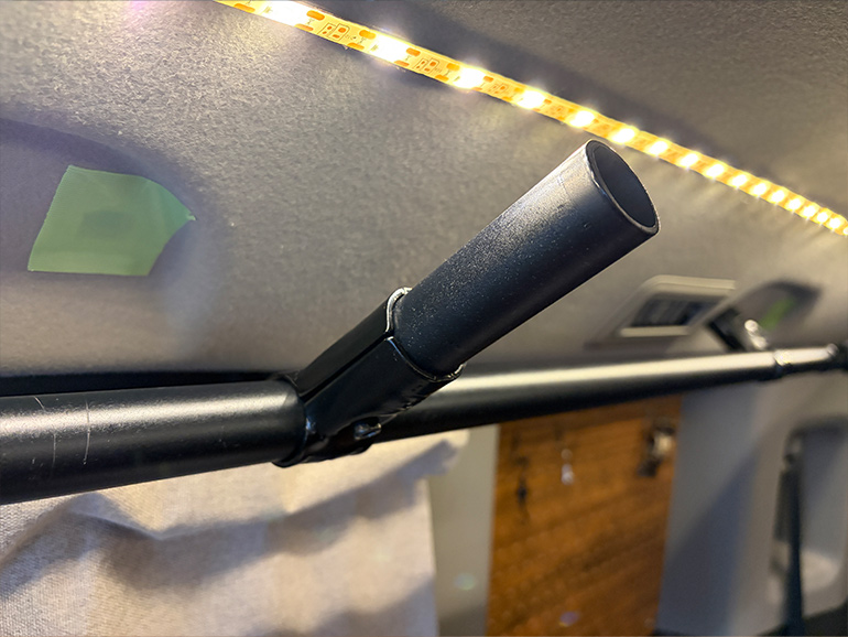 前側のT字ジョイントに10cmのイレクターパイプを差し込む