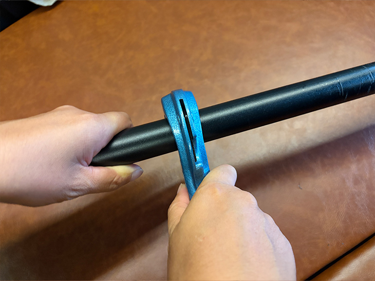 イレクターパイプをカットしている様子