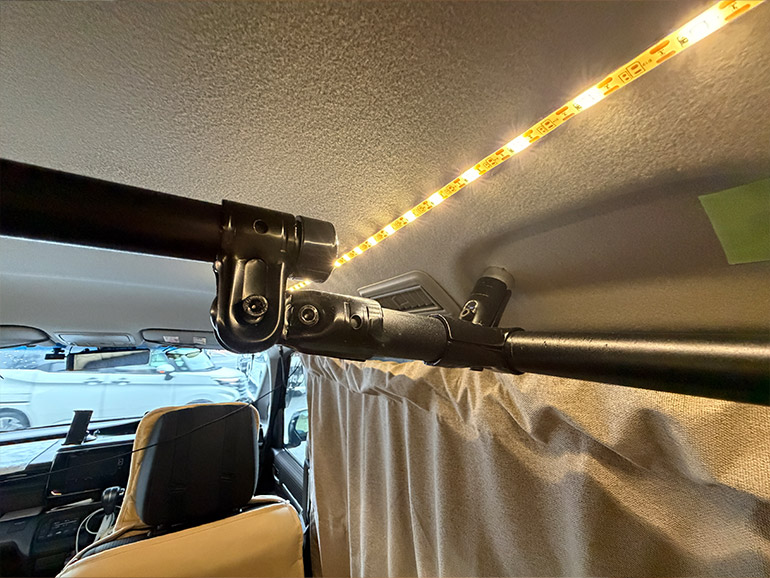 75cmのパイプをフリージョイントに取り付けイレクターパイプに取り付ける