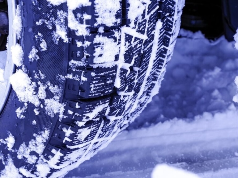 雪道を走るタイヤ