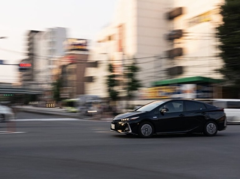 街中を走行している車