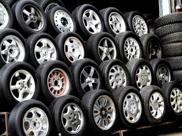 並んでいるタイヤ