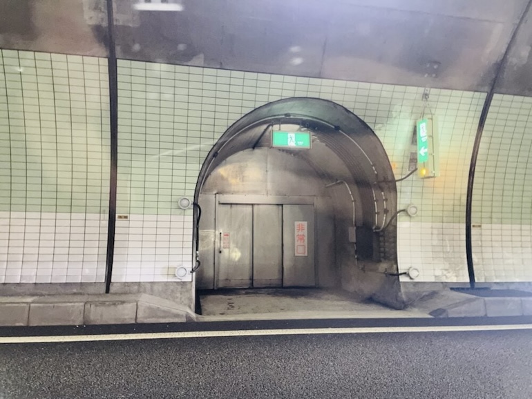 トンネルの非常口