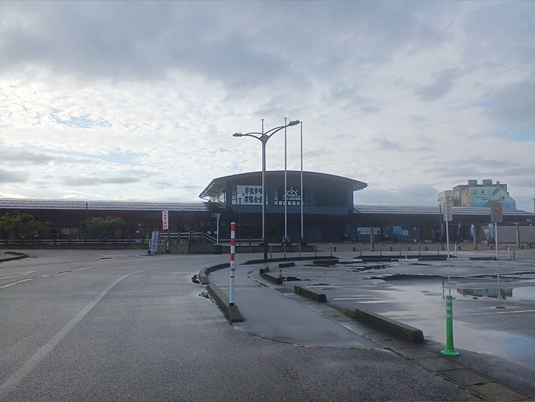 ひみ岸壁食堂駐車場の様子