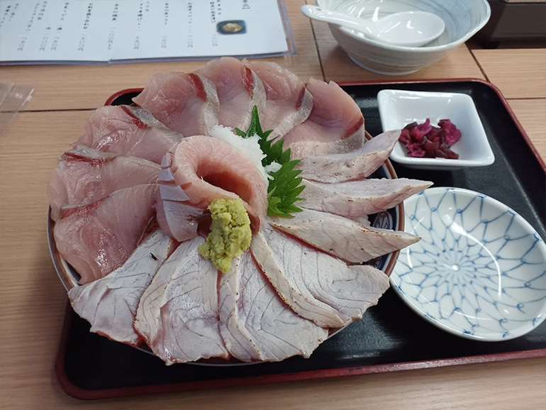 氷見漁港市場食堂の寒ブリ丼