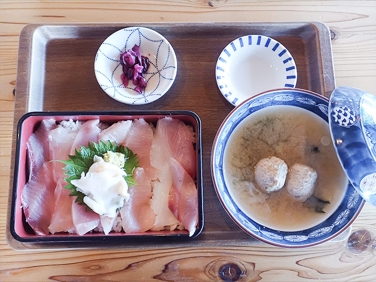 ひみ岸壁食堂の氷見ちらし定食