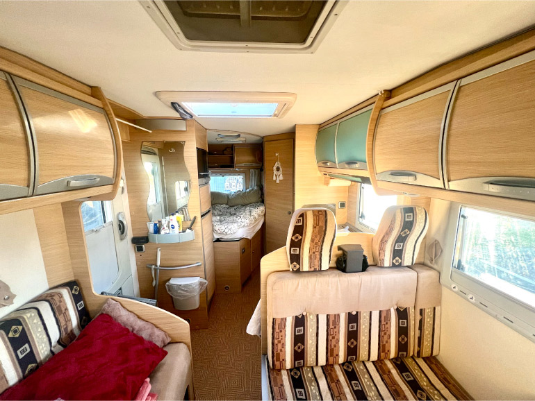 キャンピングカーの車内