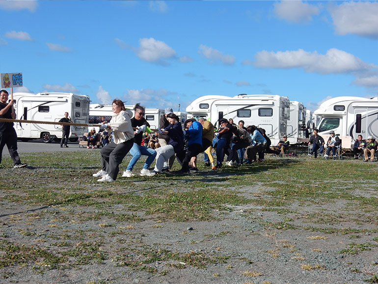 ナッツRVキャンプ大会で綱引き