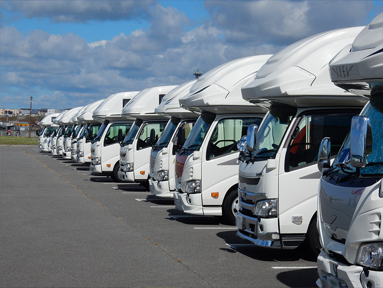 ナッツRVキャンプ大会で集まったキャンピングカー