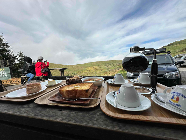 ころぼっくるヒュッテの食事風景
