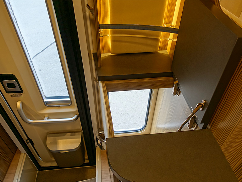 外・内部から荷物の取り出し