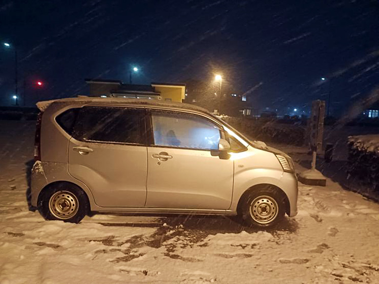 雪の中で車中泊