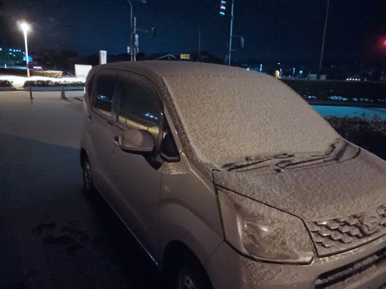 雪の中で車中泊