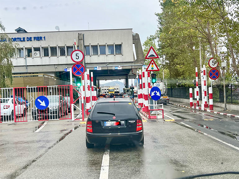 ルーマニアからセルビアの国境審査