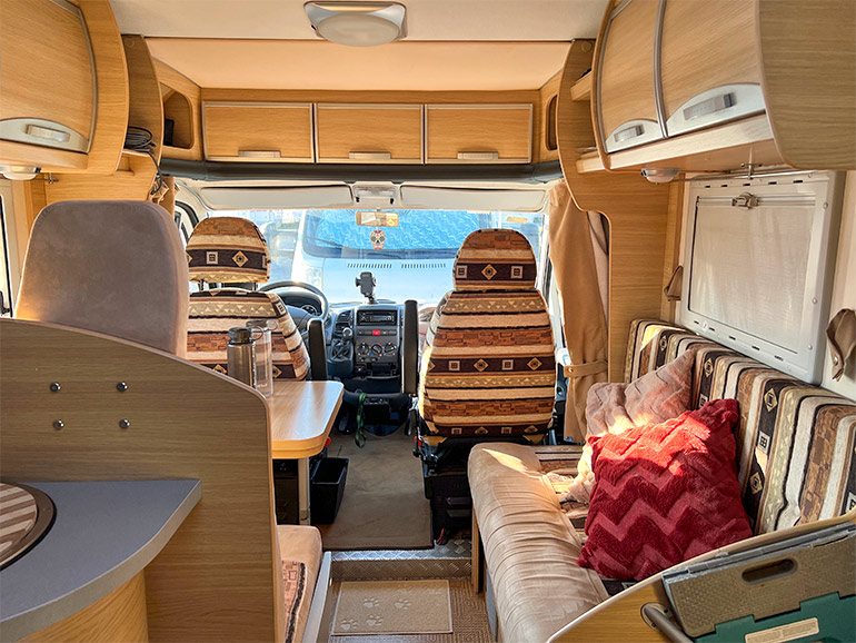 キャンピングカー車内