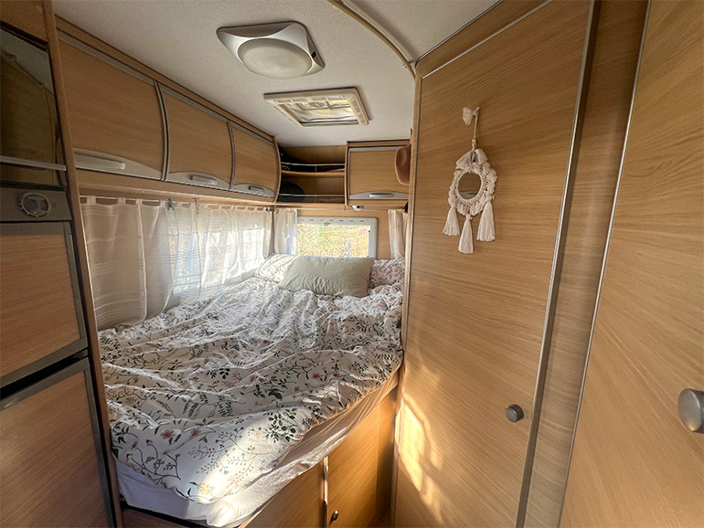 キャンピングカーの寝室