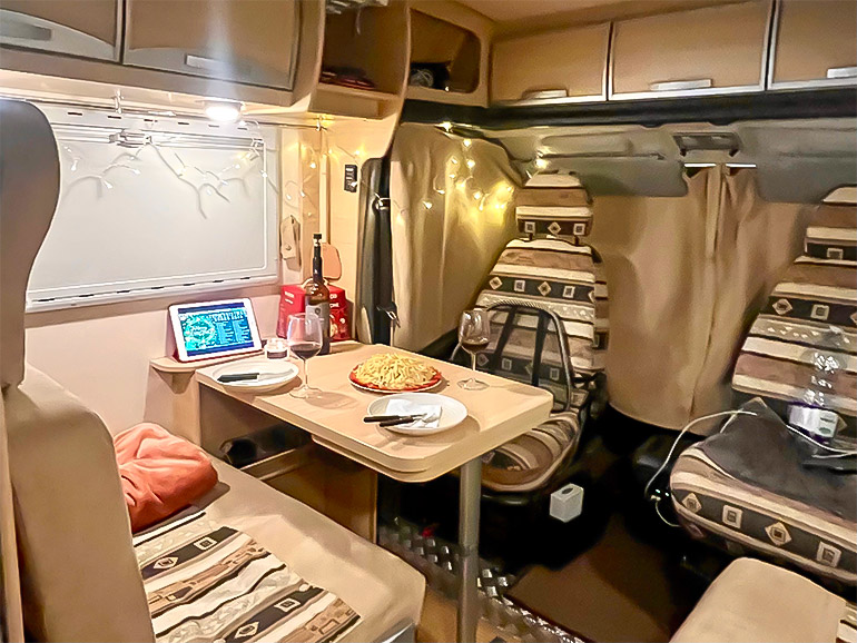 キャンピングカー車内