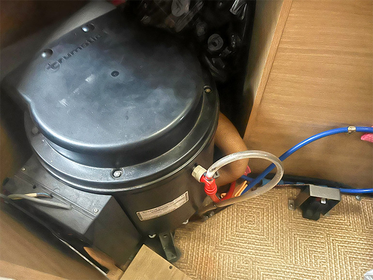 キャンピングカーに積んであるガスヒーター