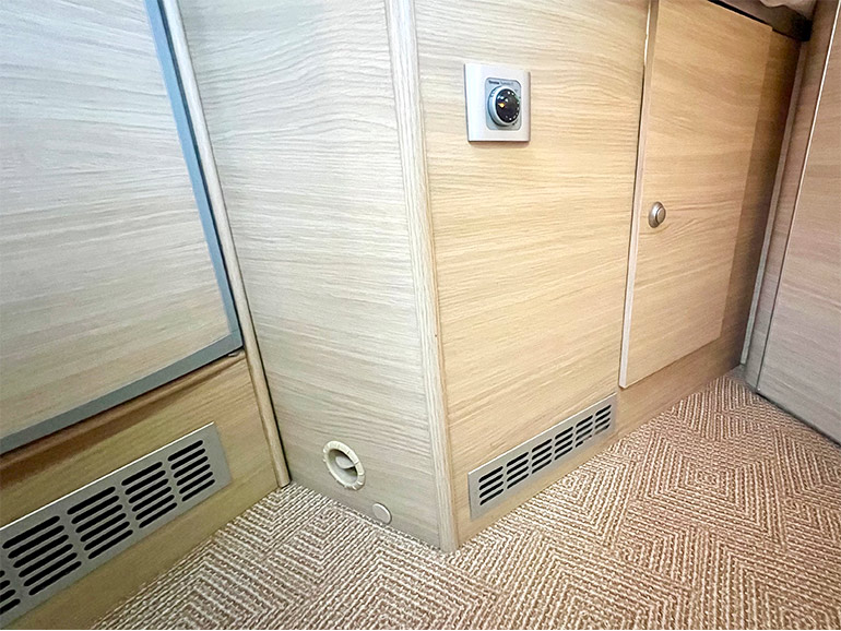 キャンピングカーのFFヒーター