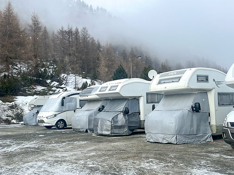 キャンピングカーの外側カバー