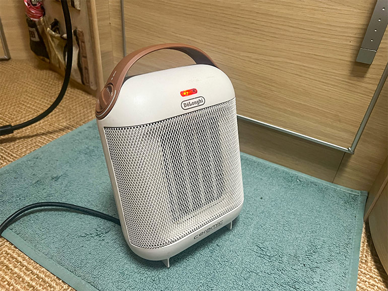 冬の車中泊で使用するセラミックファンヒーター
