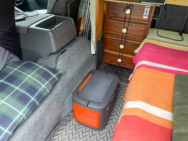 ポータブル電源を車内に置いた様子