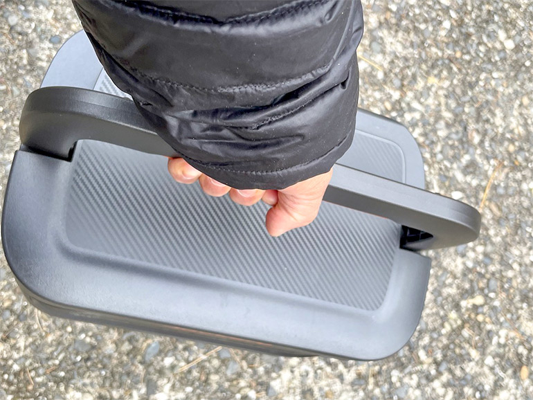 ポータブル電源を持った様子