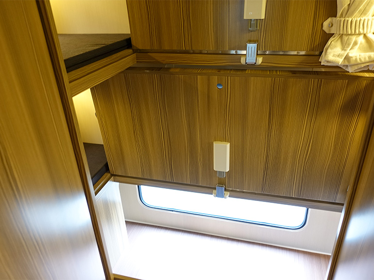 車内常設ベッドからもアクセス可能