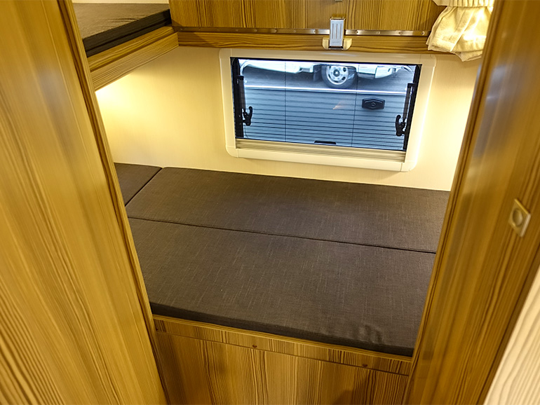 ZiL520の常設ベッド上段を跳ね上げ