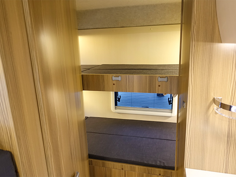 ZiL520の常設2段ベッド
