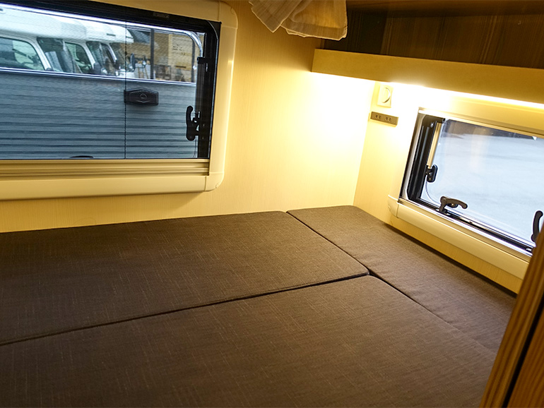 ベッドの枕元の照明