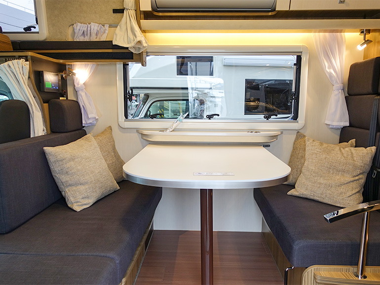 ZiL520の5名座れるダイネット