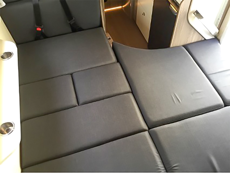 ダイネットをフルフラットベッドに